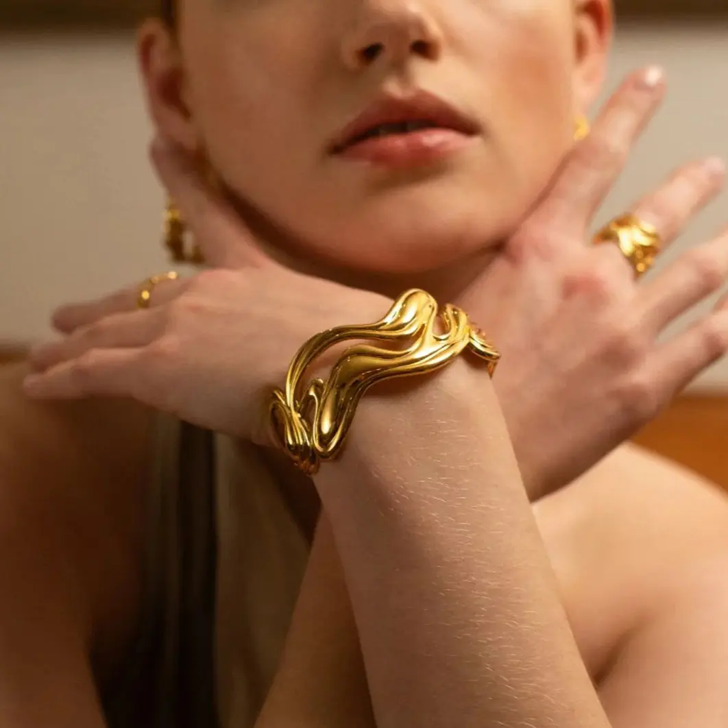 stainless steel bracelets wholesale Gold chain bracelet with horseshoe-shaped connector
