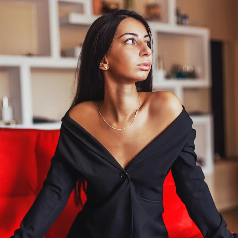 How Much Are Pearls Worth? 2026 Price Guide by Type 4 woman wearing pearl necklace