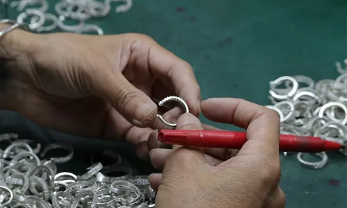 private label jewelry manufacturers Final quality inspection of jewelry products