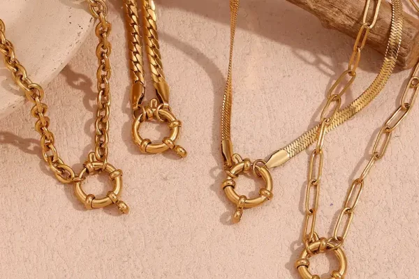O1CN01qzGf8Z2AUrQf4xKlY___2213308878207-0-cib Gold necklaces with abstract and minimalist designs