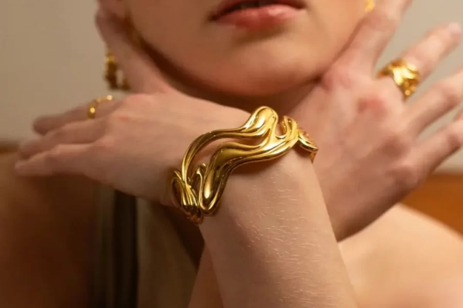 stainless steel bracelets wholesale Gold chain bracelet with horseshoe-shaped connector